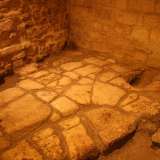 Ma l�esplorazione del Succorpo ci permette di andare ancora pi� e pi� indietro nel tempo, mostrandoci i resti di un grande edificio civile di et� romana. Possiamo qui ammirare anche un lembo di strada basolata, forse la via Traiana. 